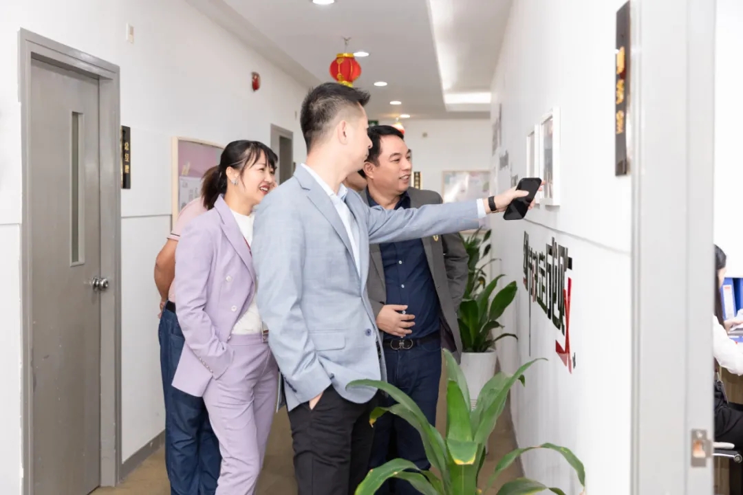 热烈欢迎深圳市芯片行业协会莅临君林集团交流座谈！