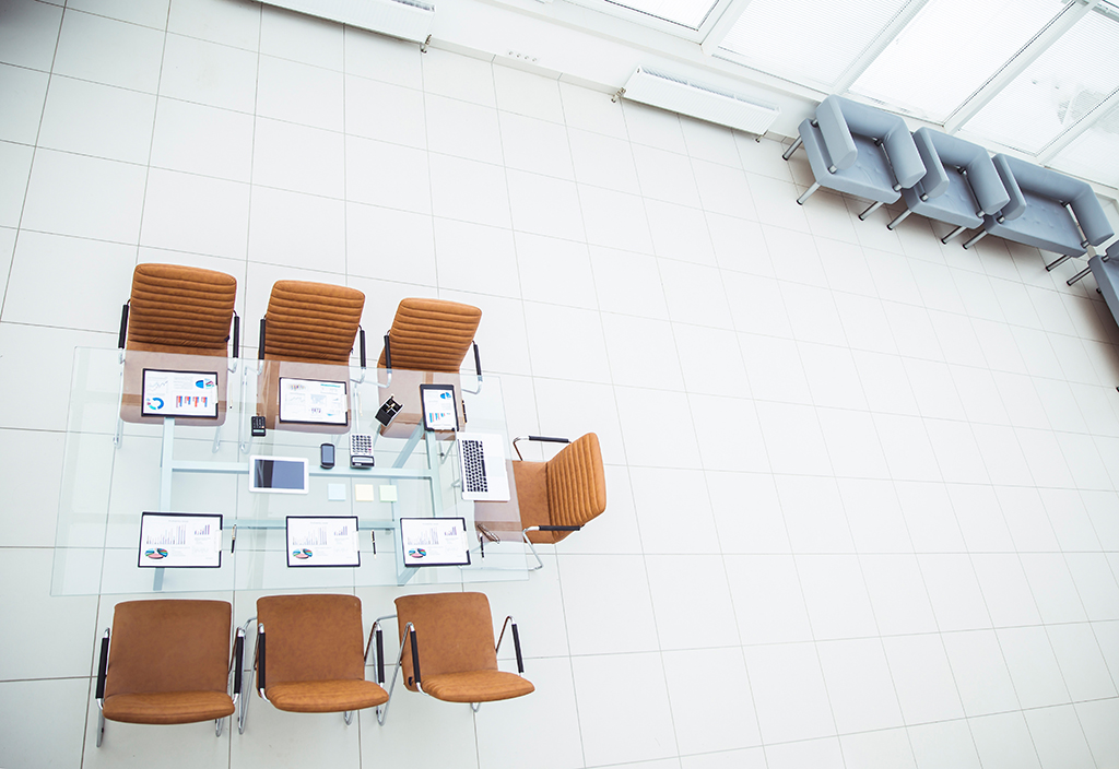 千库网_顶视图 - 现代会议室中举行商务会议的场所。_摄影图编号18063397